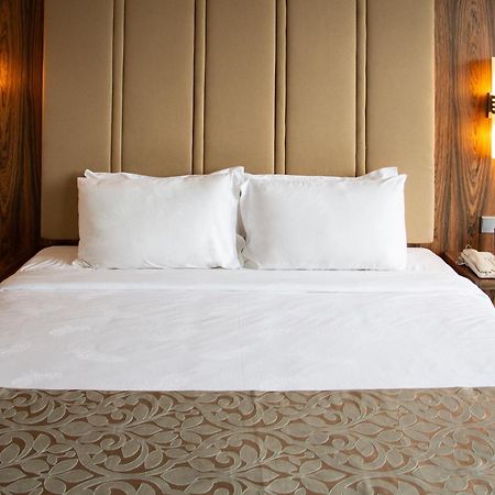 Zenith Hotel Πουτρατζάγια Εξωτερικό φωτογραφία A bed with two pillows