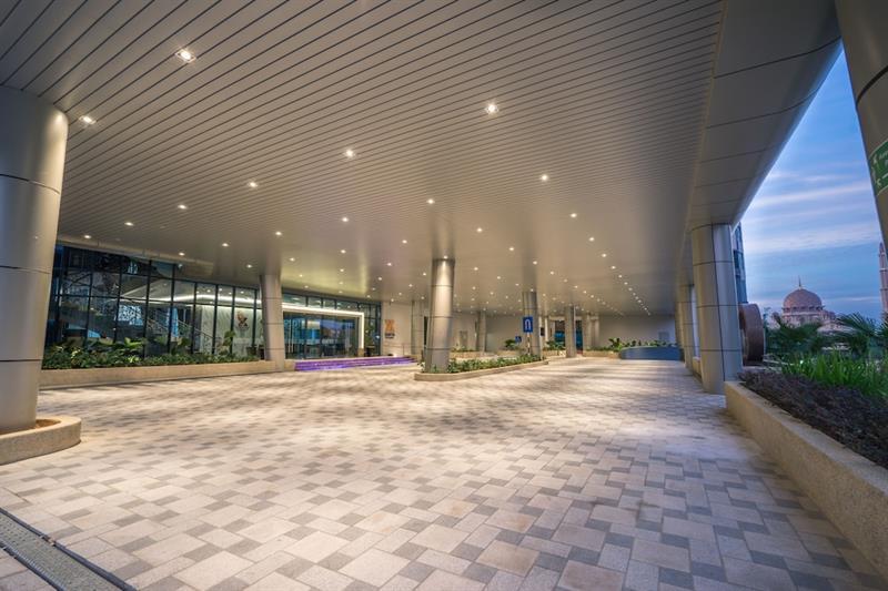 Zenith Hotel Πουτρατζάγια Εξωτερικό φωτογραφία The drop-off area at the main entrance of the terminal
