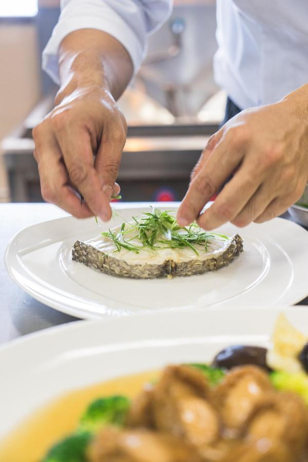 Zenith Hotel Πουτρατζάγια Εξωτερικό φωτογραφία Chef preparing a dish