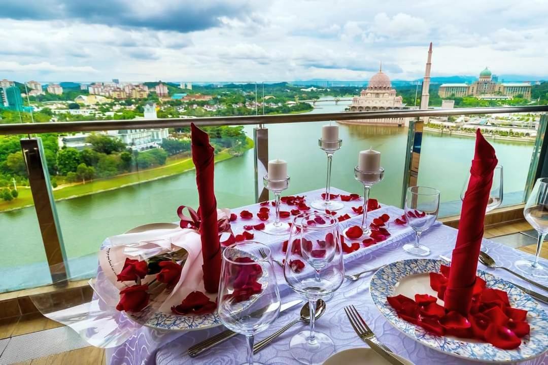 Zenith Hotel Πουτρατζάγια Εξωτερικό φωτογραφία A view of the Danube from the hotel