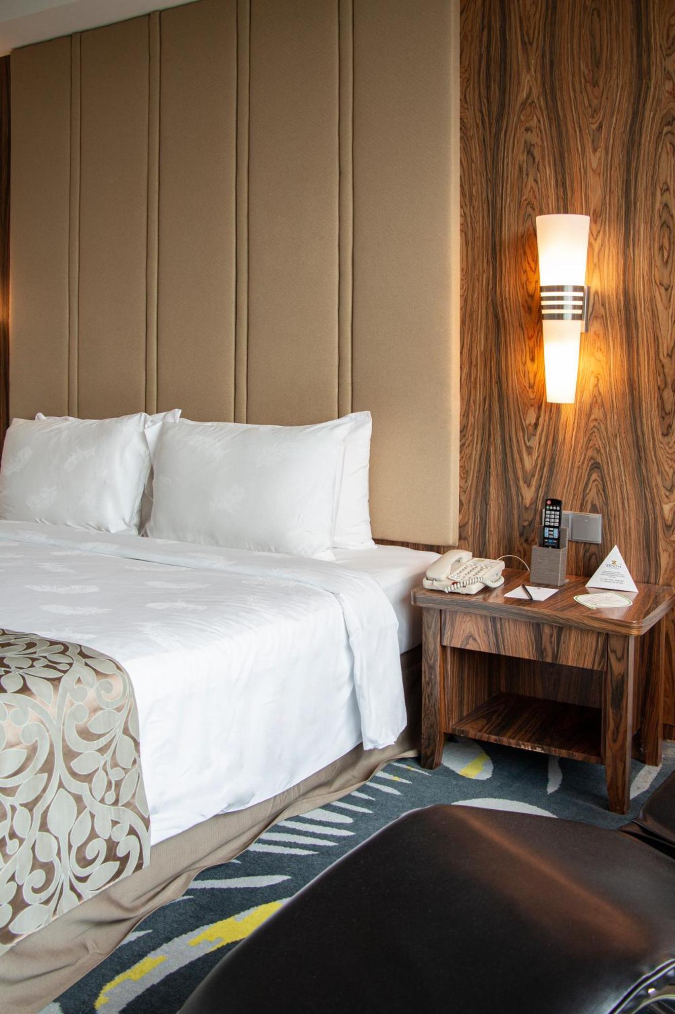 Zenith Hotel Πουτρατζάγια Εξωτερικό φωτογραφία A hotel room with a telephone