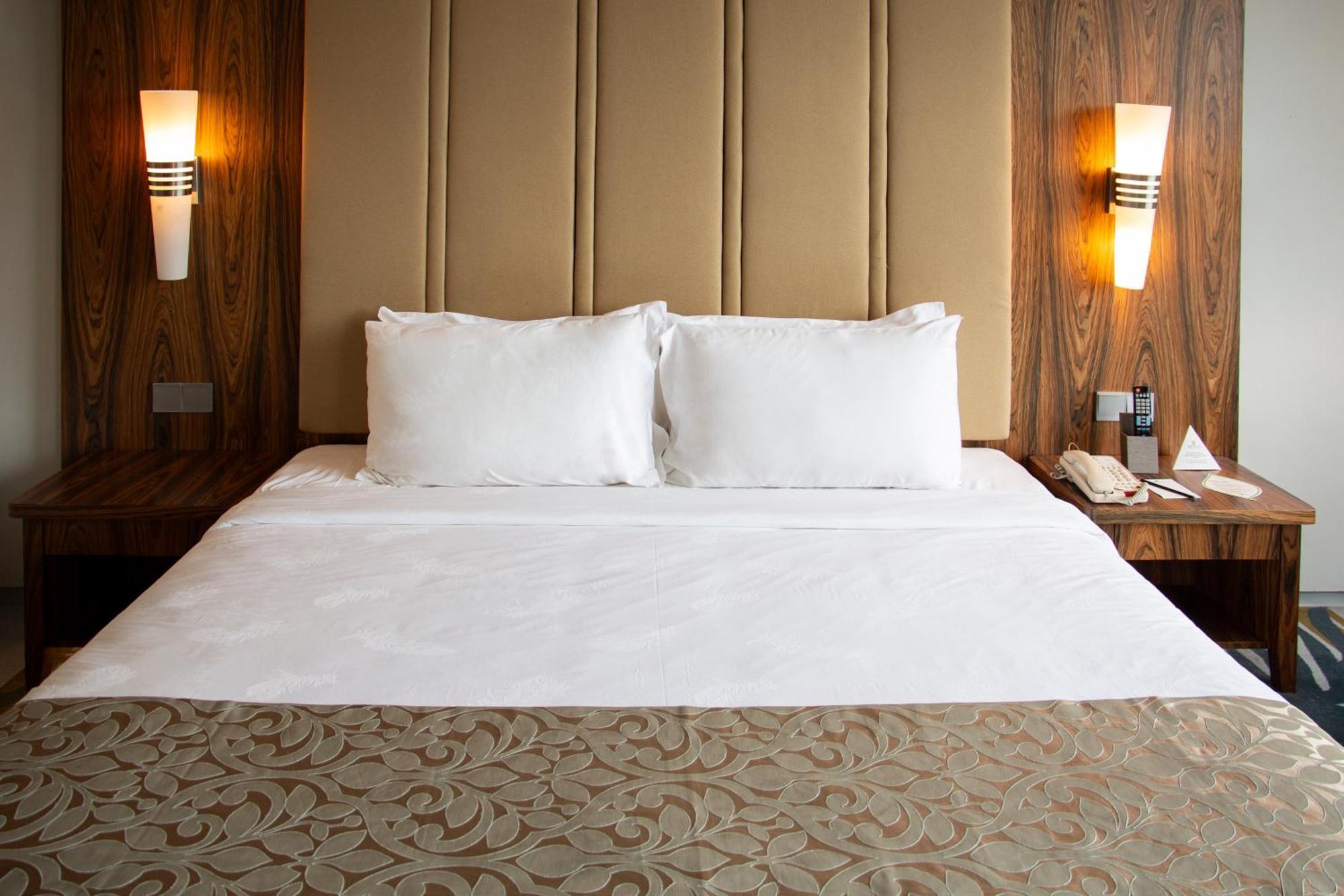 Zenith Hotel Πουτρατζάγια Εξωτερικό φωτογραφία A bed with two pillows
