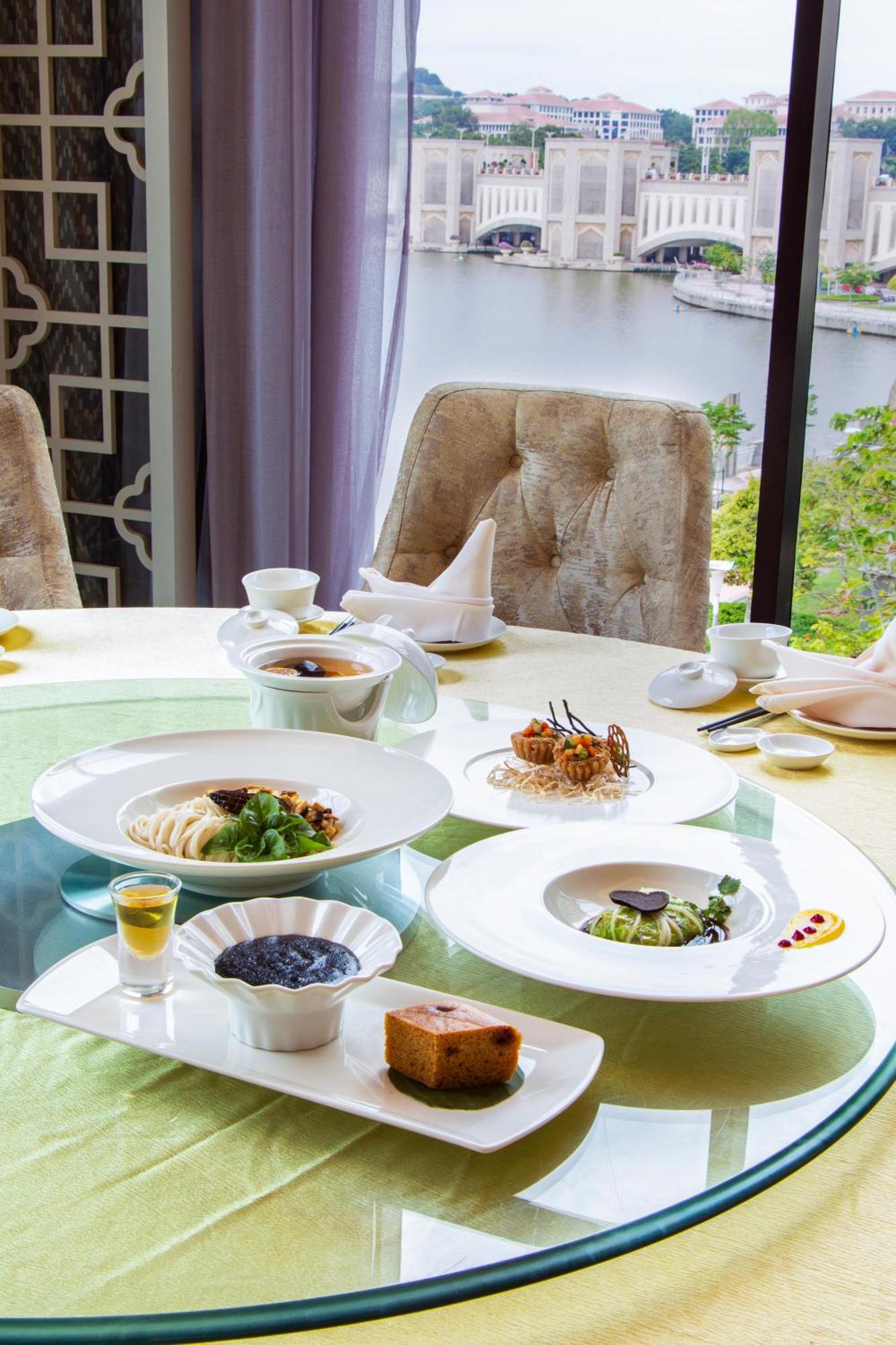 Zenith Hotel Πουτρατζάγια Εξωτερικό φωτογραφία A selection of dishes at the restaurant