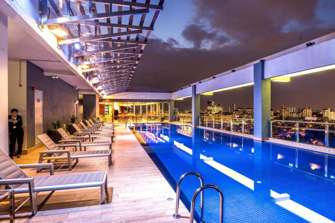 Zenith Hotel Πουτρατζάγια Εξωτερικό φωτογραφία Rooftop pool at the hotel